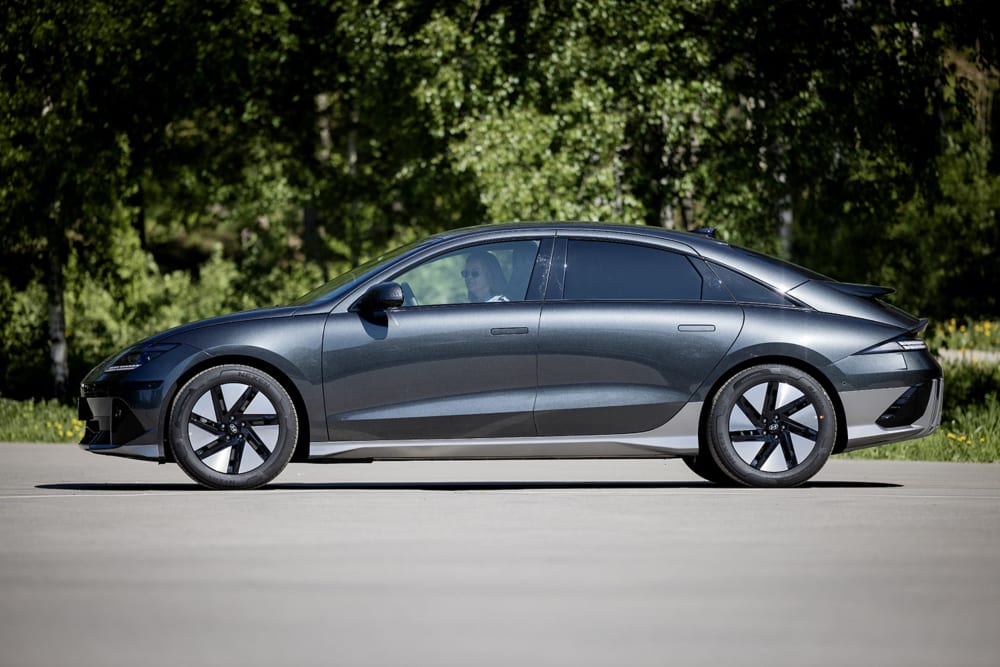 Svart Hyundai Ioniq 6 foran grønne busker